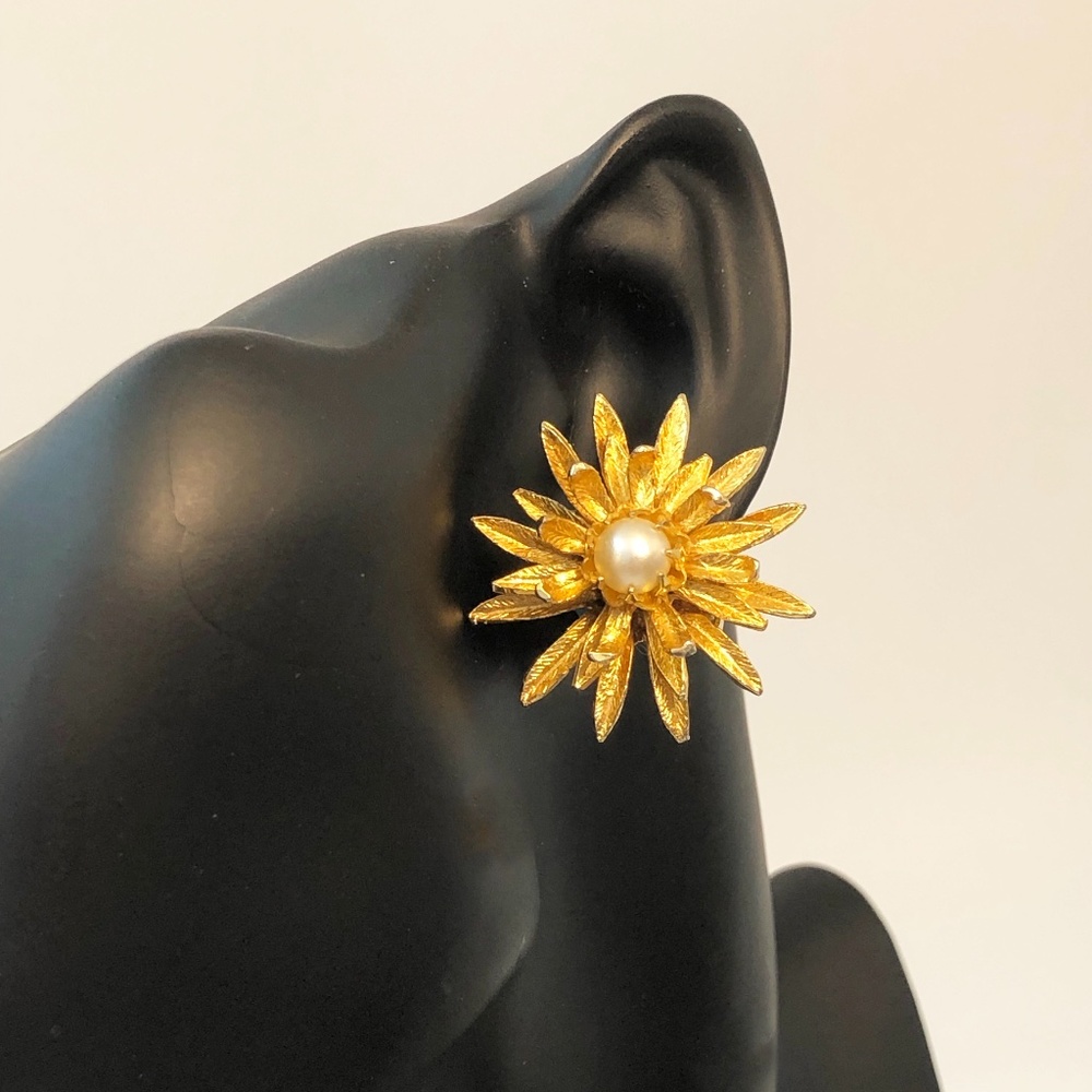 Vintage Gold Tone Clip On Flower Earrings with Pearl Centre